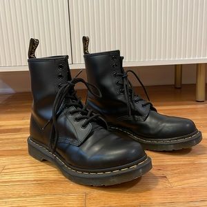 Classic Doc Martens Lace Up Boot - great condition!